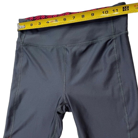 Under Armour HeatGear Compression Capri Leggings Small Gray Pink Pattern - Picture 5 of 7